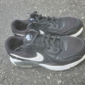 Black nike air excee sneakers